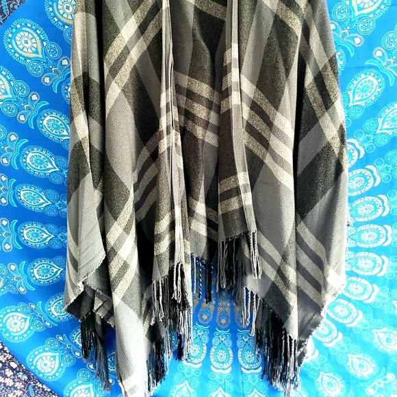 🍭 3 x $25 | SIIZU Charcoal Plaid Poncho by Causebox    O/S - Picture 8 of 8